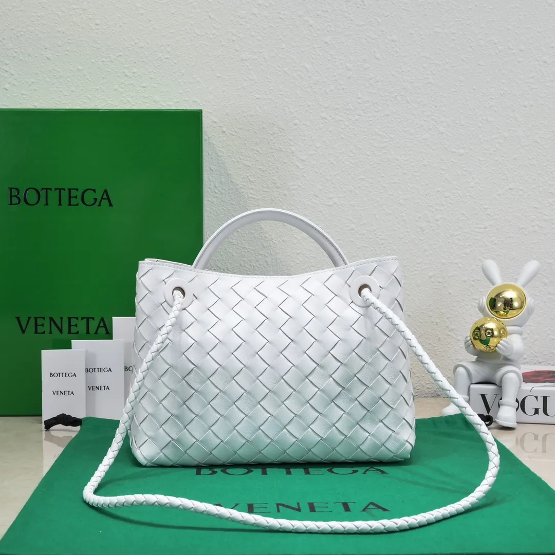 Batch 1860 B's 2023 spring and summer new model continues the brand's woven style with detailed metal knot switch buckles. This time, the shoulder straps are also made into tube weaves, showing different craftsmanship. The carrying method is versatile to create more different looks. Intrecciato woven leather small handbag, equipped with sliding crossbody strap. Internal compartments, including 1 zipper pocket and 2 open pockets with magnetic buckle closure. Size: 19*25*10.5cm, model: 7463#